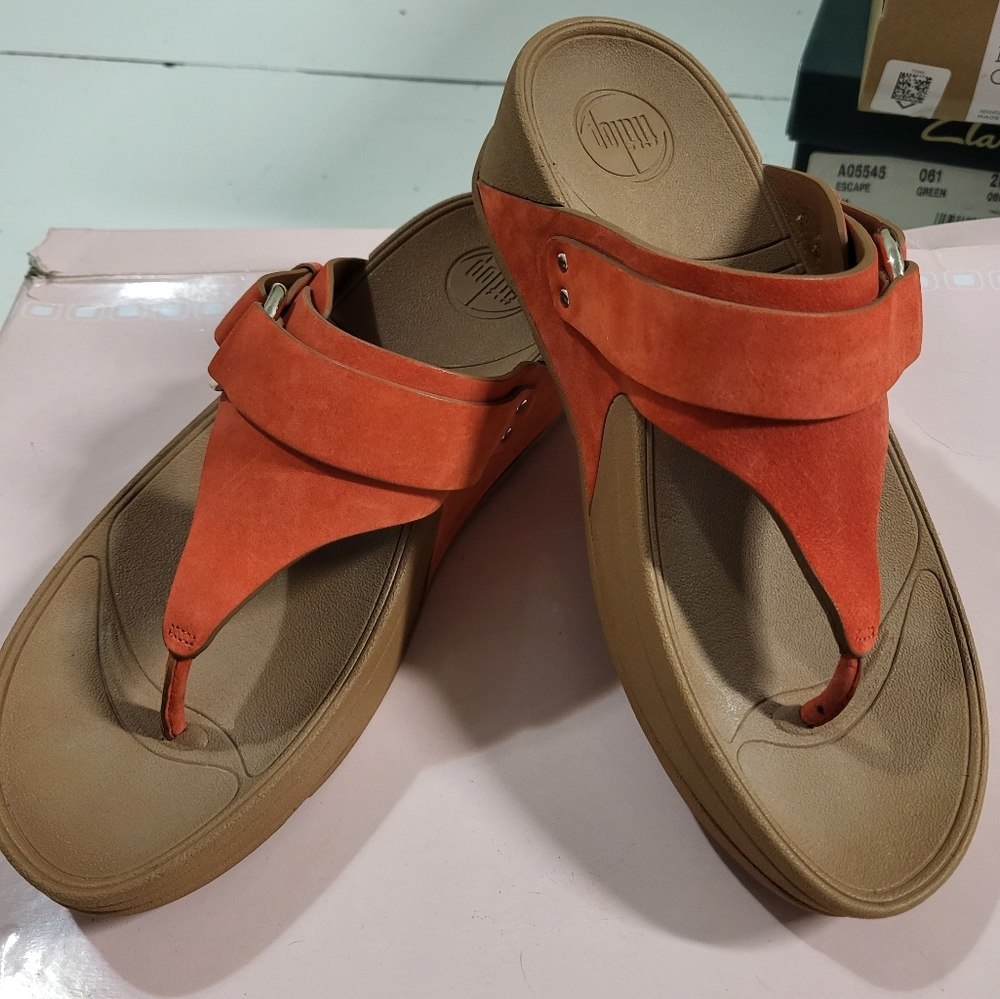 Fitflop 6.5 Orange and Silver Thong Sandals